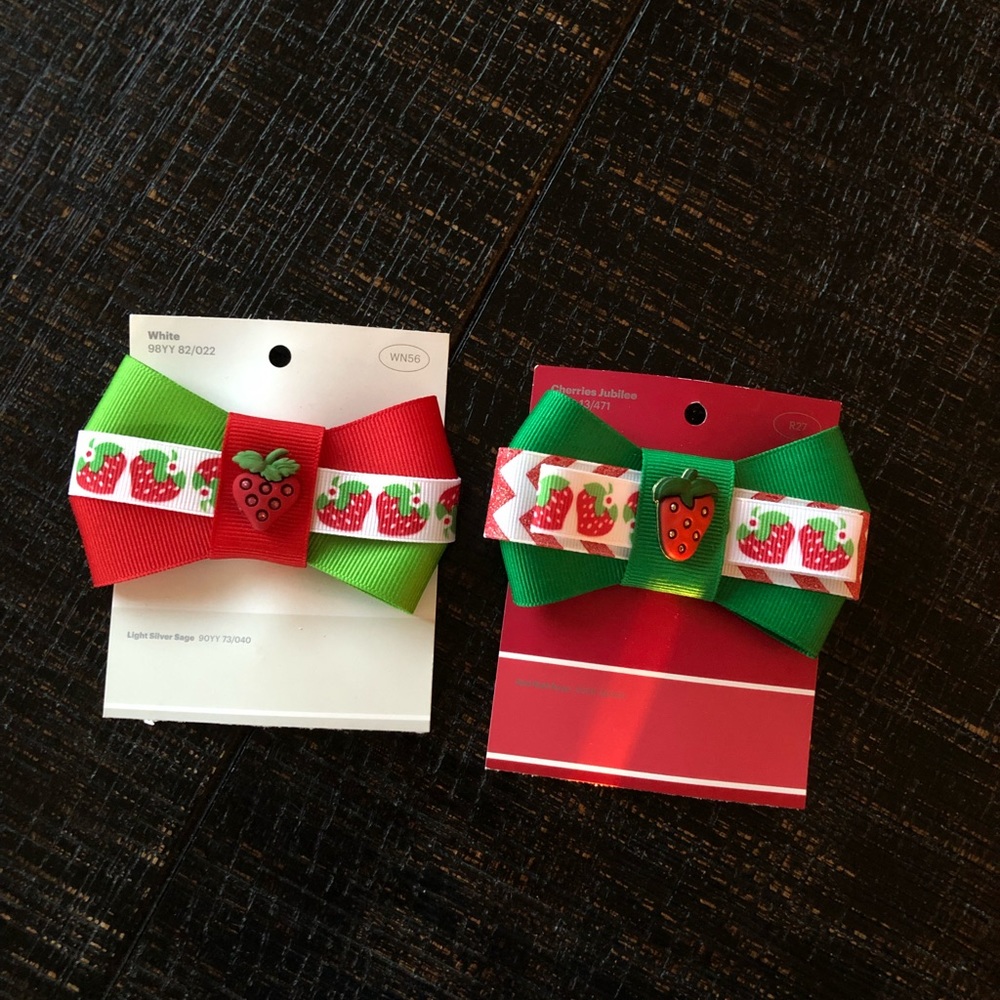 NWT Set of 2 Strawberry Hair Bows 🍓🎀